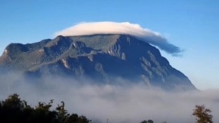 Wie eine riesige Kappe schwebt die Wolke über dem 2175 Meter hohen Berg. 