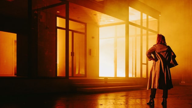 Erst mit dem ausgebrannten Glashaus lösen sich vier Generationen an Familien-Traumata in Rauch ...