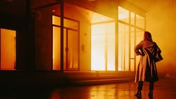 Erst mit dem ausgebrannten Glashaus lösen sich vier Generationen an Familien-Traumata in Rauch ...