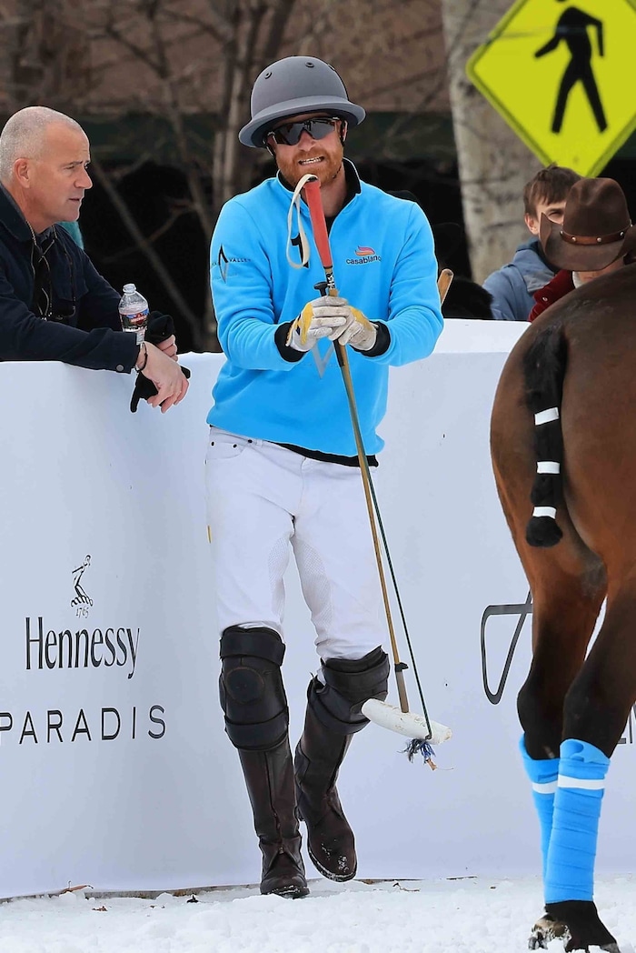 Harry sichtlich vergnügt beim Match im schnee.