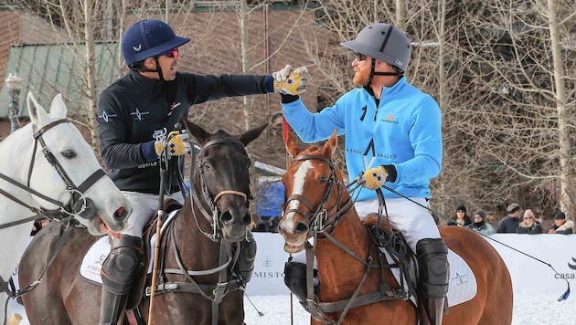 Prinz Harry mit seinem Kumpel Nacho Figueras beim Schnee-Polo in Aspen
