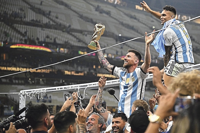 2022 hielt Lionel Messi, auf den Österreich bei der WM trifft, den Pokal in den Händen.