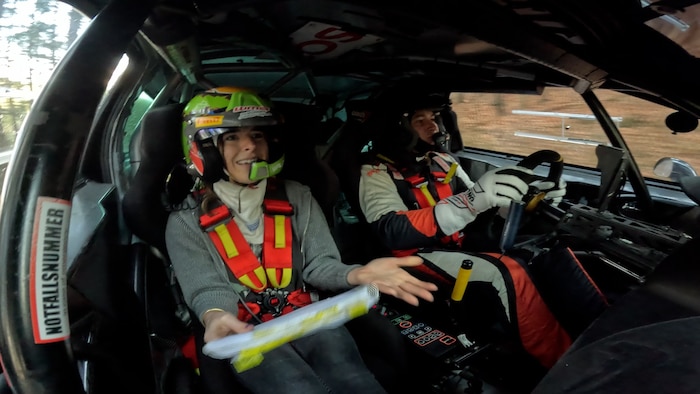 Aurora muss die Aufgaben der Co-Pilotin übernehmen: Streckenverlauf ansagen, Geschwindigkeit ...