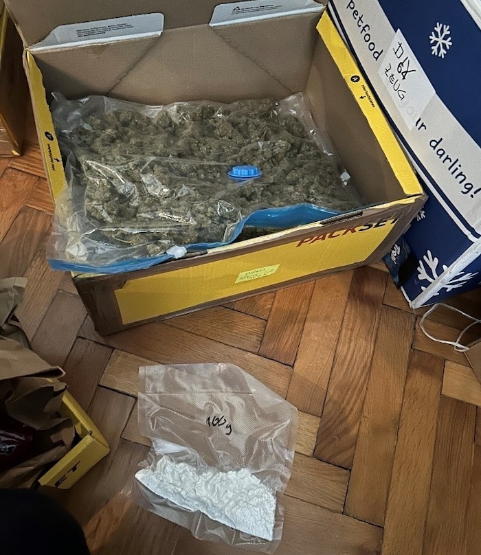 40 Kilogramm sowie rund 4 Kilogramm Cannabisharz konnten ebenfalls entdeckt werden.