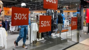 In den Wochen vor Weihnachten lockt der Handel mit einer Fülle an Angeboten – und so auch für ...