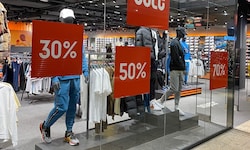 In den Wochen vor Weihnachten lockt der Handel mit einer Fülle an Angeboten – und so auch für ...