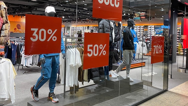 In den Wochen vor Weihnachten lockt der Handel mit einer Fülle an Angeboten – und so auch für ...