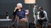 Rollt über zwei pausenlose Stunden deutsche Verhältnisse auf: die sehr große Schauspielerin Lore ...