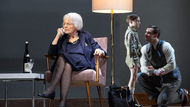 Rollt über zwei pausenlose Stunden deutsche Verhältnisse auf: die sehr große Schauspielerin Lore ...