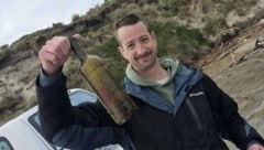 Toby Ray mit der an der Küste von Tasmanien gefundenen Flaschenpost.