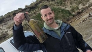 Toby Ray mit der an der Küste von Tasmanien gefundenen Flaschenpost.