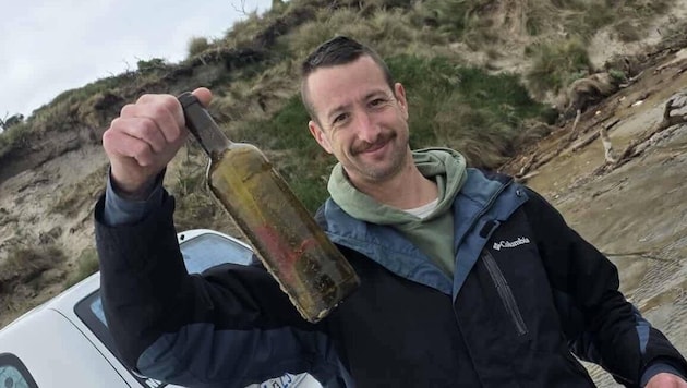 Toby Ray mit der an der Küste von Tasmanien gefundenen Flaschenpost.
