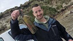 Toby Ray mit der an der Küste von Tasmanien gefundenen Flaschenpost.
