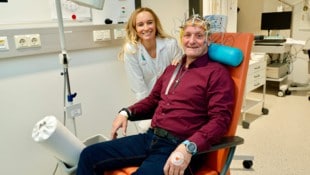 René Ortner mit Birgit Lohberger, geschäftsführende Oberärztin der Abteilung für Neurologie am ...