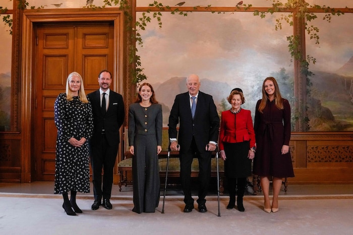 Mitglieder der norwegischen Königsfamilie – Kronprinzessin Mette-Marit, Kronprinz Haakon, König ...