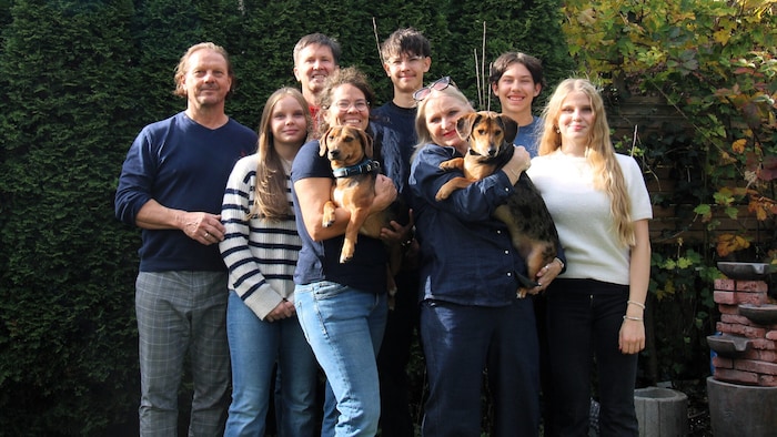 Tierliebende Großfamilie.