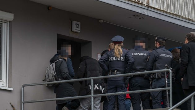 Der Verdächtige betritt das Hochhaus.