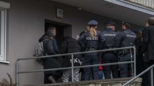 Der Verdächtige betritt das Hochhaus.