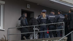 Der Verdächtige betritt das Hochhaus.