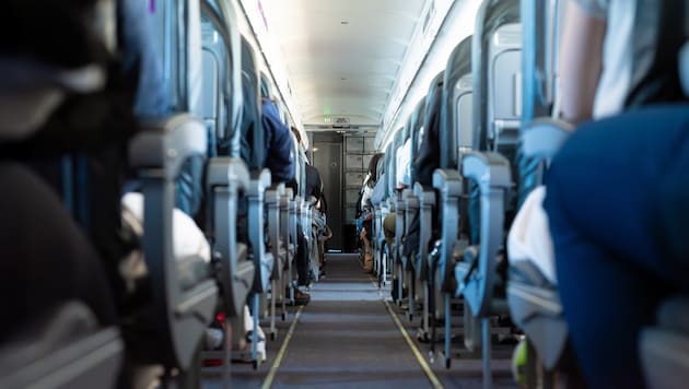 In der Kabine des Flugzeugs soll sich ein übler Geruch ausgebreitet haben. (Symbolbild)