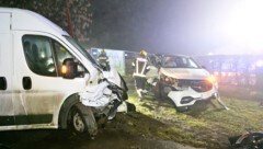 Die beiden Unfallfahrzeuge zeugen von der Wucht der Kollision.