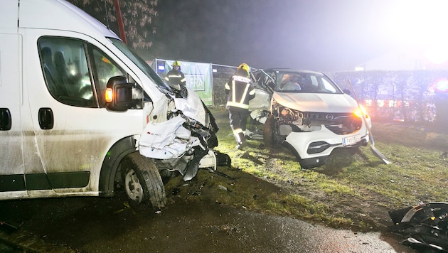 Die beiden Unfallfahrzeuge zeugen von der Wucht der Kollision.