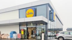 Der Mann bedrohte die Kassierin im Supermarkt „Lidl“ mit einer Faustfeuerwaffe.