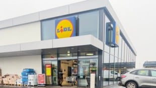 Der Mann bedrohte die Kassierin im Supermarkt „Lidl“ mit einer Faustfeuerwaffe.