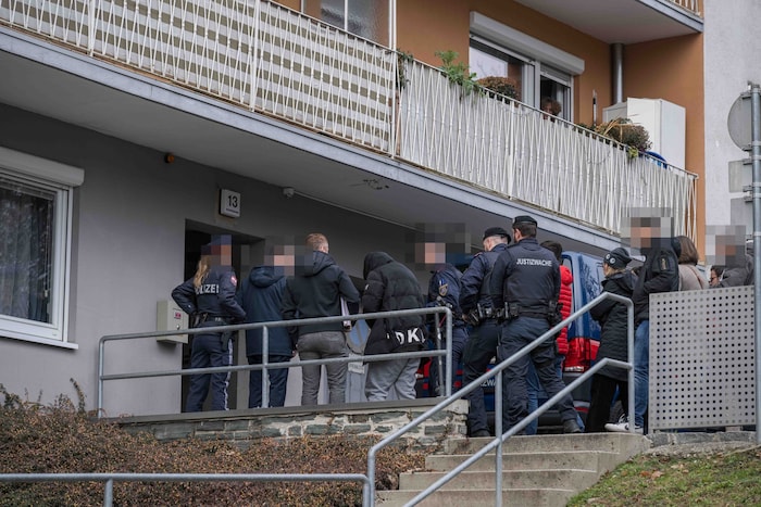 Polizisten bewachen den 31-jährigen Ex-Freund von Stefi P.