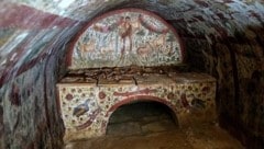 Das Fresko zeigt Christus als jungen, bartlosen Mann in einer schlichten Tunika, der eine ...