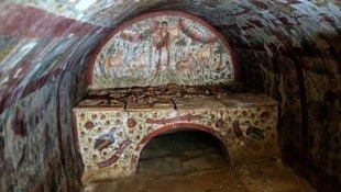 Das Fresko zeigt Christus als jungen, bartlosen Mann in einer schlichten Tunika, der eine ...