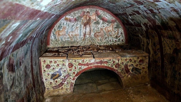 Das Fresko zeigt Christus als jungen, bartlosen Mann in einer schlichten Tunika, der eine ...