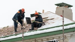 Die „Krone“ berichtete über eine Dachdecker-Firma, die die Lohnnebenkosten auf dem Lohnzettel ...