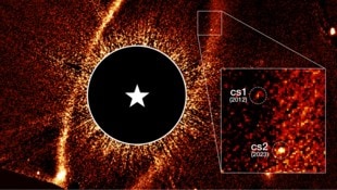 Als die Staubwolke cs2 (rechts unten) plötzlich auftauchte, war den Astronomen schnell klar, ...