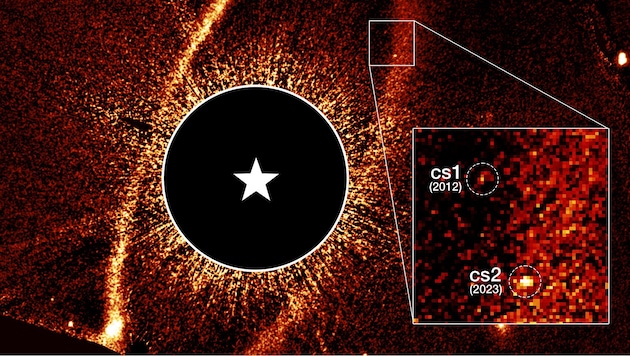 Als die Staubwolke cs2 (rechts unten) plötzlich auftauchte, war den Astronomen schnell klar, ...