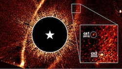 Als die Staubwolke cs2 (rechts unten) plötzlich auftauchte, war den Astronomen schnell klar, ...