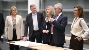 Landtagspräsident Karl Wilfing (2. v. lre) erklärt, wie der Ersatz-Sitzungssaal aussehen wird. ...