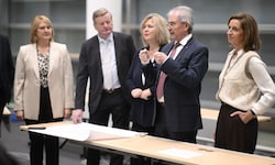 Landtagspräsident Karl Wilfing (2. v. lre) erklärt, wie der Ersatz-Sitzungssaal aussehen wird. ...