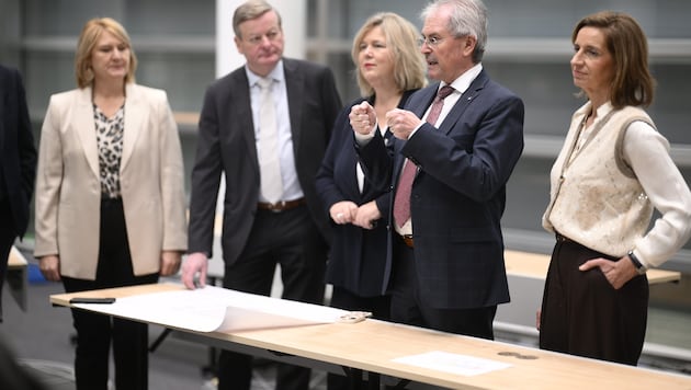 Landtagspräsident Karl Wilfing (2. v. lre) erklärt, wie der Ersatz-Sitzungssaal aussehen wird. ...