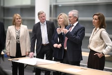 Landtagspräsident Karl Wilfing (2. v. lre) erklärt, wie der Ersatz-Sitzungssaal aussehen wird. ...