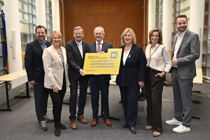 Startschuss für den Umbau-Start im Landtagssaal.