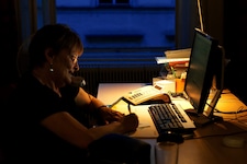 So sieht Telefonseelsorge aus : eine helle Insel in der Nacht.