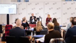 Heinz Faßmann und Eva-Maria Holzleitner bei der Präsentation des Wissenschaftsbarometer 2025 an ...