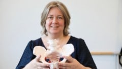 Physiotherapeutin Katharina Meller mit einem Modell des weiblichen Beckens: Es unterstützt ...