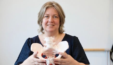 Physiotherapeutin Katharina Meller mit einem Modell des weiblichen Beckens: Es unterstützt ...
