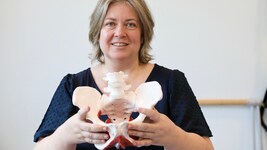 Physiotherapeutin Katharina Meller mit einem Modell des weiblichen Beckens: Es unterstützt ...