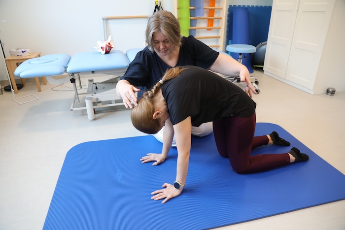 Physiotherapeutin Katharina Meller und Bettina zeigen den Katzen-Teil der Übung „Cat and Cow“ ...