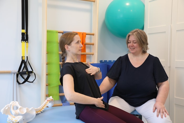 Bettina wippt mit dem ganzen, geraden Oberkörper vor und zurück. Katharina Meller kontrolliert ...