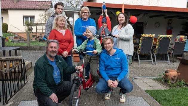 Die Familie von Elias will ihn beim Radeln unterstützen.