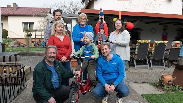 Die Familie von Elias will ihn beim Radeln unterstützen.